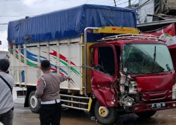 Kecelakaan Lalu Lintas di Jalan AW Sjahranie Samarinda, Dua Truk Adu Banteng Saat Hujan Deras