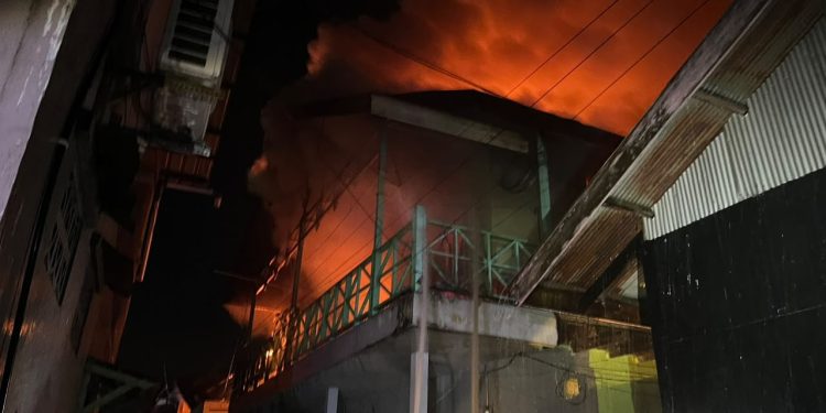 Kebakaran di Sungai Kunjang Hanguskan Lima Rumah, Operasi Pemadaman Terkendala Air dan Gang Sempit