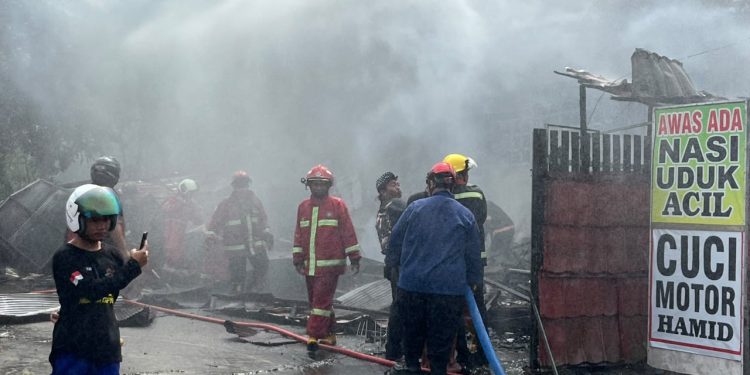Warung Makan Merangkap Rumah di Samarinda Seberang Dilalap Si Jago Merah, Pemilik Alami Luka Ringan