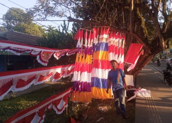 Bendera, umbul-umbul, hingga berbagai ornamen bernuansa kemerdekaan menghiasi tepian jalan.