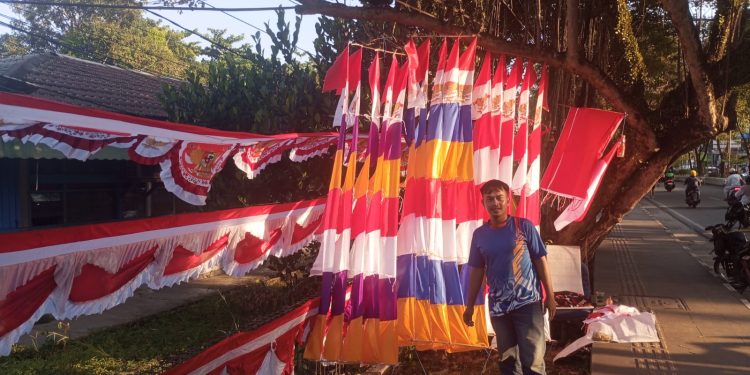 Bendera, umbul-umbul, hingga berbagai ornamen bernuansa kemerdekaan menghiasi tepian jalan.