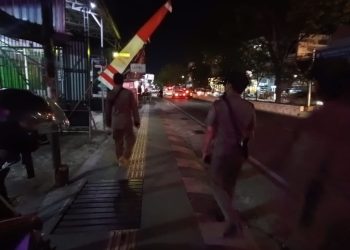 Satpol PP Samarinda Tertibkan Banner di Trotoar Jalan Dr Sutomo Demi Pejalan Kaki