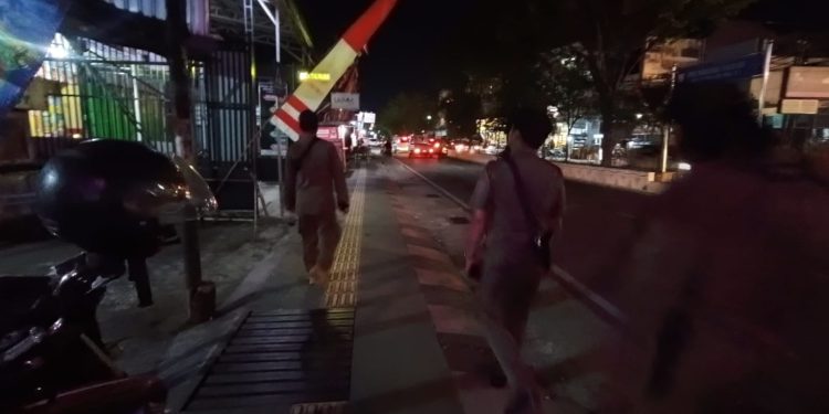 Satpol PP Samarinda Tertibkan Banner di Trotoar Jalan Dr Sutomo Demi Pejalan Kaki