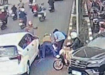 Bantu Korban Tabrakan yang Terhimpit di Kolong Minibus, Wakapolsek di Samarinda Dihantam Sopir
