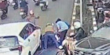 Bantu Korban Tabrakan yang Terhimpit di Kolong Minibus, Wakapolsek di Samarinda Dihantam Sopir