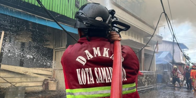 Kebakaran Pagi Hari di Samarinda, Bangunan 20 Pintu dan Empat Kendaraan Dilalap Api