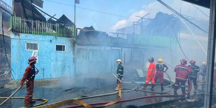 Pemukiman Padat Samarinda Membara Sabtu Pagi, Puluhan Pintu Kos Ludes Terbakar