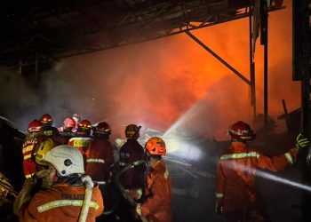 Gudang Rongsokan di Samarinda Ludes Terbakar, 1 Truk Hangus Dilalap Api