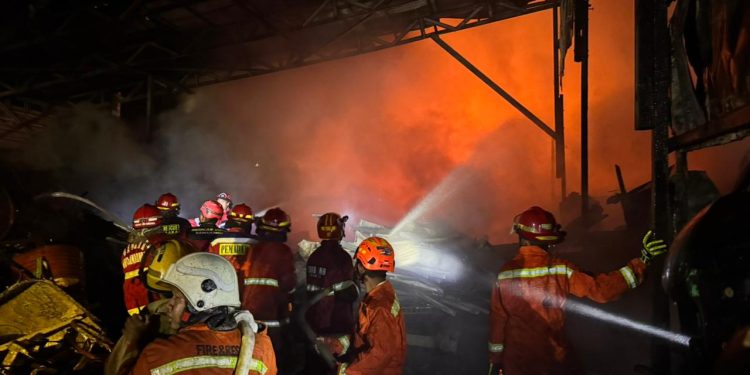 Gudang Rongsokan di Samarinda Ludes Terbakar, 1 Truk Hangus Dilalap Api