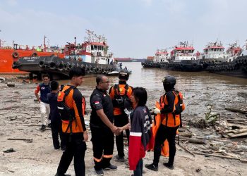 Polresta Samarinda Evakuasi Jasad Pria Berbaju Hitam dari Sungai Mahakam ke RSUD AWS