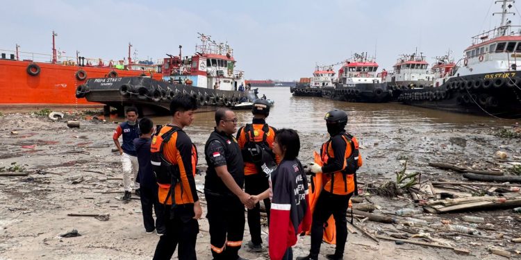 Polresta Samarinda Evakuasi Jasad Pria Berbaju Hitam dari Sungai Mahakam ke RSUD AWS