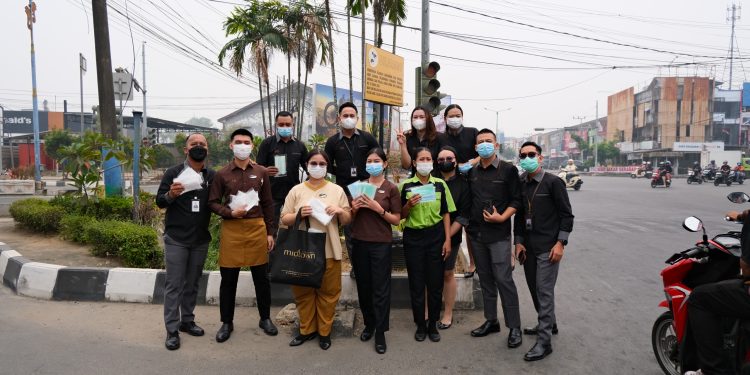 Peduli Kondisi Udara Samarinda, Midtown Hotel Bagikan 1.000 Masker kepada Masyarakat