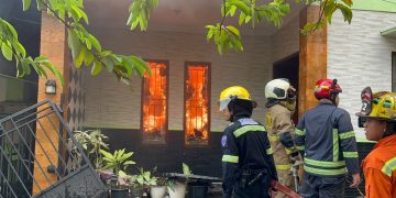 Petaka Sore di Lereng Samarinda: Kobaran Api Hanguskan Belasan Bangunan di Gang 7 Monginsidi